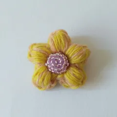 お花ブローチ３６.（ミニ）肌色と黄色