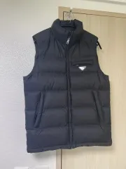 323【美品】プラダ‪☆三角プレートロゴ入りダウンベスト 希少カラー 即完売 323【美品】プラダ‪☆三角プレートロゴ入りダウンベスト 希少カラー 即完売‬