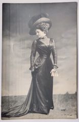 花のリリシズム ― アール・ヌーヴォーに咲く少女の横顔 フランス