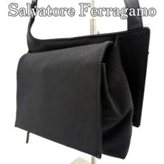 サルヴァトーレ フェラガモ ナイロン チェーンショルダーバッグ ブラック アシンメトリー 斜め掛け 肩掛け 軽量 エレガント 上品 コンパクト お出かけ 普段使い 黒 ロゴ シンプル Salvatore Ferragamo