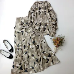 Te chichi テチチ 2P セットアップ ジオメトリックラインプリント ブラウス ロングスカート幾何学柄 バンドカラー ウエストタック フリル Free ベージュ系 (98Y＋7710)26H