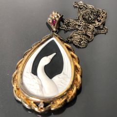 新品 レア 良質ブラックメノウストーンカメオ 舞う白鳥 SWANペンダント 