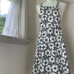 グレーの花柄プリントフレアスカートエプロン