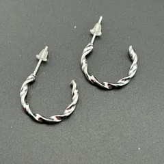 【新品】アクセサリー ピアス フープ シルバー カラー ツイスト 小さめ キレイ シンプル◆