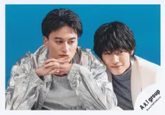 【中古】生写真(STARTO) Aぇ! group/小島健・佐野晶哉/横型・上半身/「Aぇ! group LIVE TOUR 2025 D.N.A」グッズオフショット/公式生写真