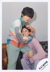 【中古】生写真(STARTO) Aぇ! group/佐野晶哉・小島健/膝上/「Aぇ! group LIVE TOUR 2025 D.N.A」グッズオフショット/公式生写真