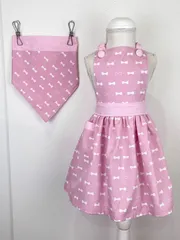 小さなリボン柄の可愛いピンクのハンドメイド子供エプロンと三角巾のセット