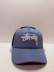 Stussy グラフィック トラッカーキャップ ブルーカラー