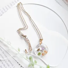 パステルカラーのかすみ草と猫のネックレス