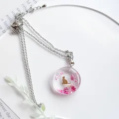 ピンク色のかすみ草と猫のネックレス