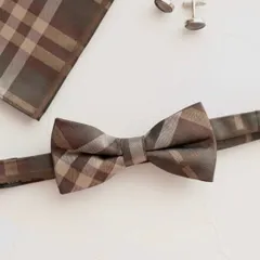 新郎 蝶ネクタイ ポケットチーフ カフス 3点セット ブラウン ベージュ グレージュ チェック柄 フォーマル ウェディング 結婚式 二次会 パーティー スーツ ネクタイ ダークブラウン チャコールグレー ブラック ネイビー の タキシード 相性◎ 小物 披露宴