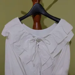 フリルブラウス