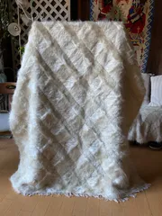 寒い日には是非シイルトバッタニイェがおすすめ!未使用ヴィンテージ古い時代の極上アンゴラヤギのモヘアだけで織られた手織りの毛布!大きくも小さくもない110×190レアサイズ1枚のみ!大人気の白いシイルトバッタニイェ!当店現地直輸入卸価格で実現の金額ギフトにも最適