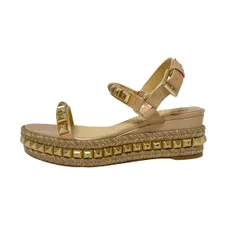 CHRISTIAN LOUBOUTIN(クリスチャンルブタン) サンダル 34 レディース - ピンクベージュ×ゴールド スタッズ レザー