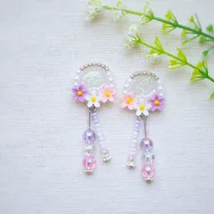 トリプルフラワー　レジン　カボション　オーロラビーズ　ピアス・イヤリング　花　ピンク　パープル　ホワイト