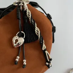 バッグチャーム キーホルダー ハート モノトーン ロック タッセルフリンジ  大人トレンド おしゃれ  大人 20代 30代 40代 50代 ZARA miumiu ear so4store iLOFUL 好きな方へ