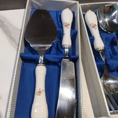 17【美品・箱付き】ノリタケ Noritake ケーキサーバ＆ナイフセット サラダサーバー フォーク スプーン 専用箱付き 陶器 花柄 クリスマス パーティー 取り分け 年末年始 お正月 ケーキ ナイフ