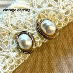 11104ヴィンテージ ぽってり縦長パールにゴールドフレームのイヤリング
