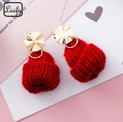 Leafyピアス 1ペア レディース ニット帽 ミニ 毛糸 帽子 ふわふわ 可愛い 暖かい あったか オータム ウィンター 秋 冬 X' mas クリスマス お出かけ パーティー デート 普段使い プレゼント 赤 レッド ゴールド 金 x09109ar