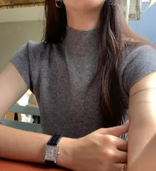 フィットがかわいいビスコース ハイネック グレー ニット