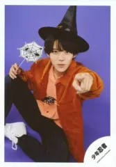 【中古】生写真(ジャニーズ) 少年忍者/黒田光輝/膝上・座り・衣装オレンジ・右手フォトプロップス・左手人差し指立て・背景紫/Greeting Photo ～Halloween～/公式生写真