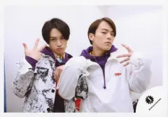 【中古】生写真(ジャニーズ) Travis Japan/松倉海斗・松田元太/横型/「JOHNNYS’ King ＆ Prince IsLAND」グッズオフショット/公式生写真