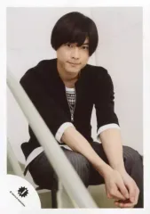 【中古】生写真(ジャニーズ) SixTONES/松村北斗/膝上・座り・衣装黒・白・右向き・両手合わせ・階段・手すり・背景白/ジャニーズJr.「ジャニーズ銀座2016」inシアタークリエ グッズ撮影オフショット/公式生写真