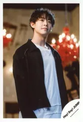 【中古】生写真(ジャニーズ) Hey! Say! JUMP/有岡大貴/膝上・衣装黒・白・右向き・両手下・顔上げ・口閉じ/DVDシングル「愛だけがすべて -What do you want?-」MV＆ジャケ写オフショット/公式生写真