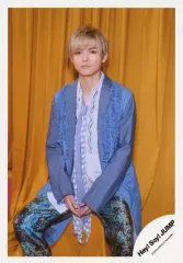 【中古】生写真(ジャニーズ) Hey! Say! JUMP/薮宏太/膝上・座り・衣装青・白・左向き・背景黄色/「Hey! Say! JUMP LIVE TOUR 2019-2020 PARADE」グッズオフショット/公式生写真