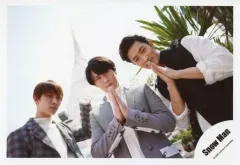 【中古】生写真(ジャニーズ) Snow Man/岩本照・渡辺翔太・宮舘涼太/横型・上半身/海外(タイ)オフショット/公式生写真