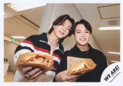 【中古】生写真(STARTO) Travis Japan・Aぇ! group/宮近海斗・末澤誠也/横型・上半身/「WE ARE! Let’s get the party STARTO!!」バックステージフォト/公式生写真