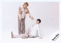 【中古】生写真(STARTO) Snow Man/岩本照・深澤辰哉/横型・全身/「Snow Man Dome Tour 2024 RAYS」グッズオフショット/公式生写真