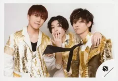 【中古】生写真(ジャニーズ) 7 MEN 侍/中村嶺亜・佐々木大光・矢花黎/横型・上半身・衣装金.白・中村右手パー・肩組み/「ジャニーズ銀座2020 Tokyo Experience」グッズオフショット/公式生写真