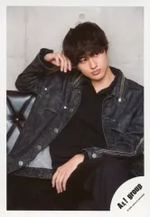 【中古】生写真(ジャニーズ) Aぇ! group/小島健/膝上・座り・衣装黒・右手頭・目線右・足組み/「関ジュ 夢の関西アイランド 2020 in 京セラドーム大阪 ～遊びにおいでや!満足 100%～」グッズオフショット/公式生写真