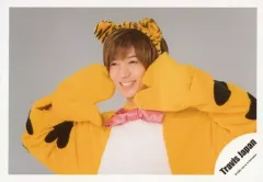 【中古】生写真(ジャニーズ) Travis Japan/七五三掛龍也/横型・バストアップ・衣装黄色・着ぐるみ・カチューシャ・両手上げ・左向き・笑顔/「アクリルスタンドII」オフショット/公式生写真