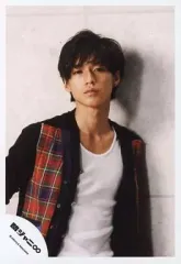 【中古】生写真(ジャニーズ) 関ジャニ∞/錦戸亮/上半身・上着チェック赤・インナー白・目線右・背景白/公式生写真