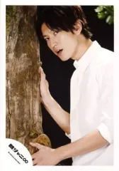 【中古】生写真(ジャニーズ) 関ジャニ∞/大倉忠義/上半身・衣装白・両手木・口開け・体左向き/公式生写真