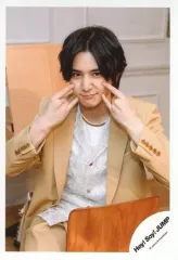 【中古】生写真(ジャニーズ) Hey! Say! JUMP/山田涼介/膝上・衣装黄色・白・座り・両手人差し指小指頬/DVDシングル「愛だけがすべて -What do you want?-」MV＆ジャケ写オフショット/公式生写真