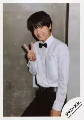 【中古】生写真(ジャニーズ) Aぇ! group/佐野晶哉/膝上・衣装白・黒・右手ピース・左向き・笑顔・背景グレー/「ジャニーズJr.8・8祭り～東京ドームから始まる～」グッズオフショット/公式生写真