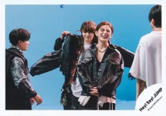 【中古】生写真(STARTO) Hey! Say! JUMP/知念侑李・伊野尾慧・山田涼介/横型・膝上/アルバム「H+」MV＆ジャケ写オフショット/公式生写真