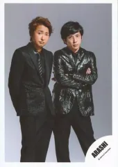 【中古】生写真(ジャニーズ) 嵐/二宮和也・大野智/膝上・衣装黒・二宮腕組み・大野両手後ろ/アルバム“「untitled」”PV＆ジャケ写撮影オフショット/公式生写真