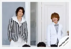 【中古】生写真(ジャニーズ) Hey! Say! JUMP/高木雄也・有岡大貴/横型・上半身・衣装白黒・高木ストライプ柄・両手ポケット・背景ドア/公式生写真