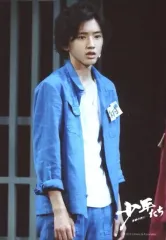 【中古】生写真(ジャニーズ) なにわ男子/道枝駿佑/ライブフォト・膝上・衣装青・白・両手下・右向き/「少年たち 青春の光に・・・」ステージフォト