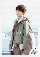 【中古】生写真(ジャニーズ) ジャニーズWEST/小瀧望/膝上・衣装カーキ.グレー・左向き・両手下/アルバム「W trouble」Short Movieオフショット/公式生写真