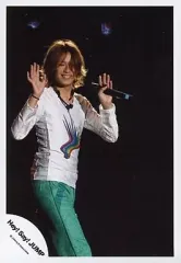 【中古】生写真(ジャニーズ) Hey! Say! JUMP/高木雄也/ライブフォト・膝上・左手にマイク・白シャツ・緑のズボン・背景黒/公式生写真