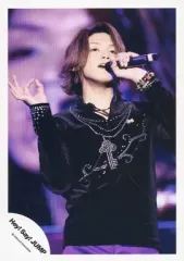 【中古】生写真(ジャニーズ) Hey! Say! JUMP/高木雄也/ライブフォト・上半身・衣装黒・紫・左手マイク・右手指で丸/公式生写真