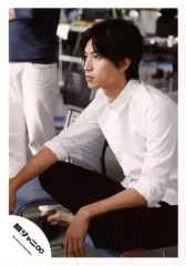 【中古】生写真(ジャニーズ) 関ジャニ∞/大倉忠義/全身・座り・衣装白・あぐら・目線左・後ろに人/公式生写真