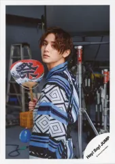 【中古】生写真(ジャニーズ) Hey! Say! JUMP/山田涼介/上半身・衣装白青黒・浴衣・右手団扇・体左向き/シングル「COSMIC☆HUMAN」MV＆ジャケ写撮影オフショット/公式生写真