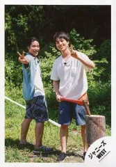 【中古】生写真(ジャニーズ) ジャニーズWEST/重岡大毅・桐山照史/全身・衣装白・青・ピース・桐山右向き・野外/アルバム「WESTV!」MV＆ジャケ写オフショット/公式生写真