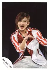 【中古】生写真(ジャニーズ) Hey! Say! JUMP/山田涼介/ライブフォト・膝上・衣装白オレンジストライプ・口開け・笑顔・背景黒/公式生写真